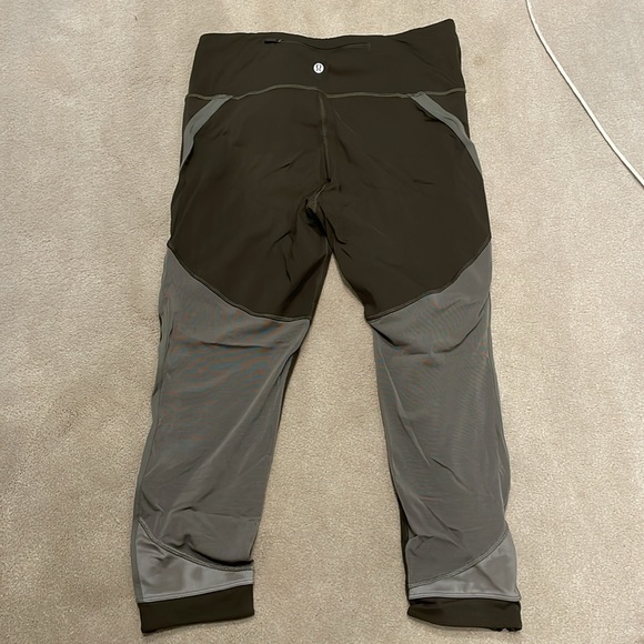 Lululemon Size 12 Crop Legging with Mesh and Zipper - Picture 3 of 5